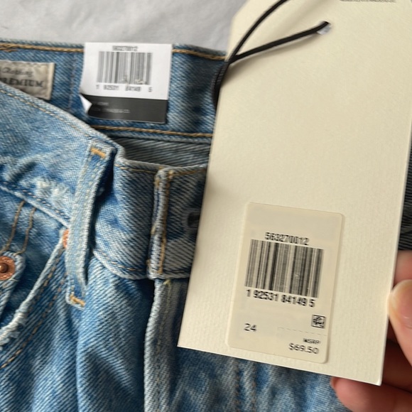 NWT Levi 501 Original High Rise distressed Denim Shorts 24 - Picture 6 of 6